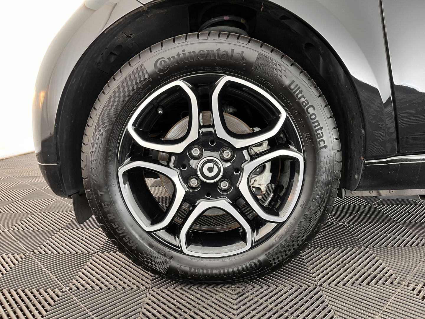 Smart Fortwo EQ Business Solution 18 kWh [3-Fase] ( SOH-93%) Aut. *PANO | LUXURY-LEATHER | NAVI-FULLMAP | CAMERA | HEATED-COMFORTSEATS | AIRCO | CRUISE | AMBIENT-LIGHT | 15''ALU*