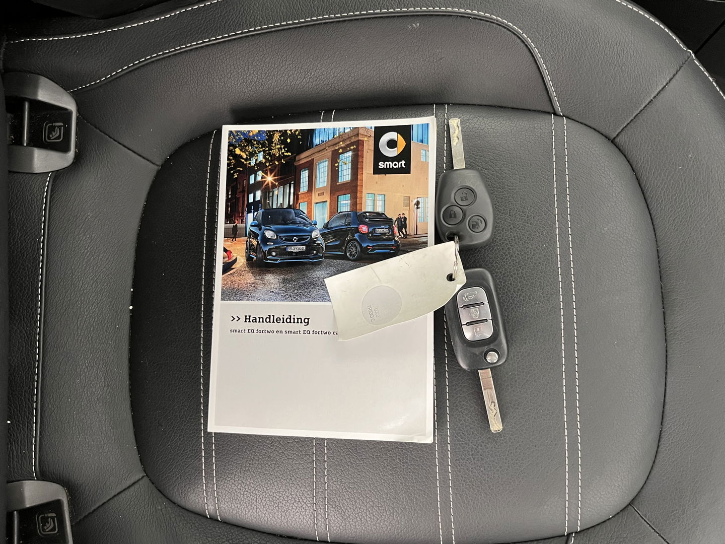Smart Fortwo EQ Business Solution 18 kWh [3-Fase] ( SOH-93%) Aut. *PANO | LUXURY-LEATHER | NAVI-FULLMAP | CAMERA | HEATED-COMFORTSEATS | AIRCO | CRUISE | AMBIENT-LIGHT | 15''ALU*