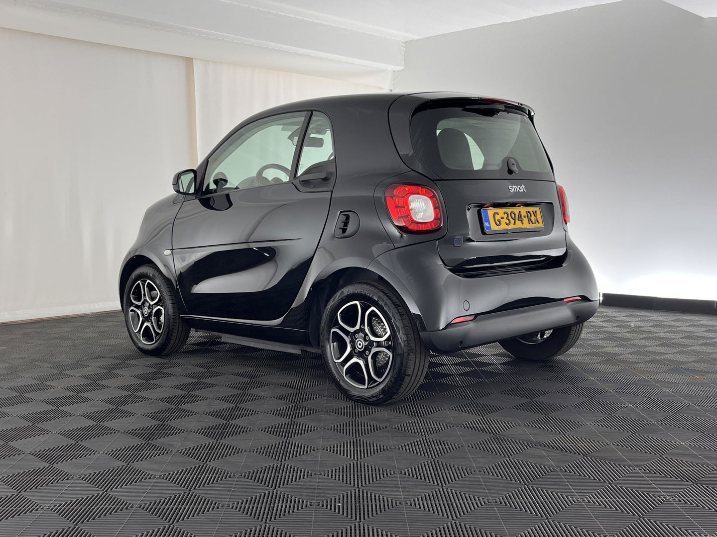 Smart Fortwo EQ Business Solution 18 kWh [3-Fase] ( SOH-93%) Aut. *PANO | LUXURY-LEATHER | NAVI-FULLMAP | CAMERA | HEATED-COMFORTSEATS | AIRCO | CRUISE | AMBIENT-LIGHT | 15''ALU*