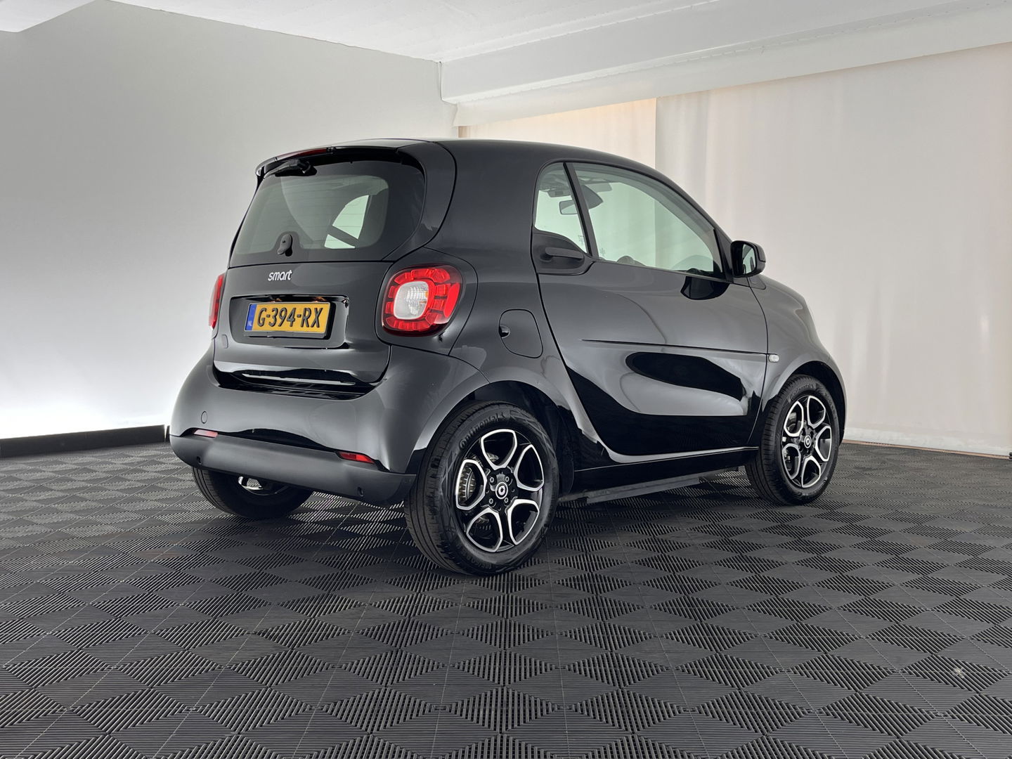 Smart Fortwo EQ Business Solution 18 kWh [3-Fase] ( SOH-93%) Aut. *PANO | LUXURY-LEATHER | NAVI-FULLMAP | CAMERA | HEATED-COMFORTSEATS | AIRCO | CRUISE | AMBIENT-LIGHT | 15''ALU*