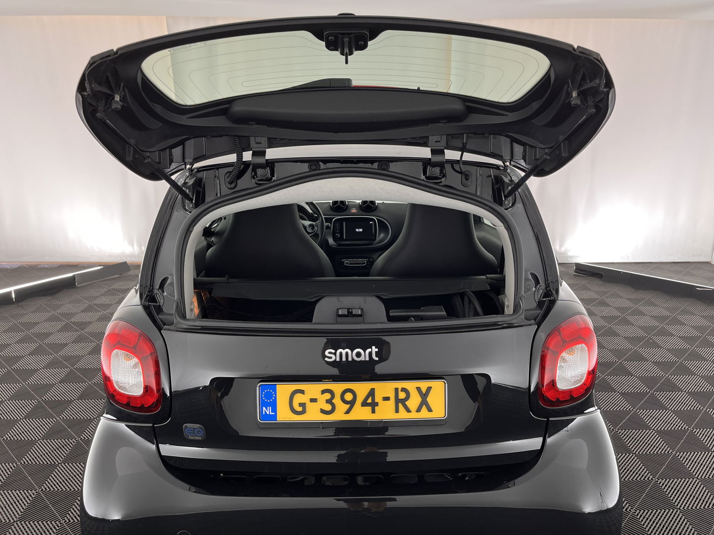 Smart Fortwo EQ Business Solution 18 kWh [3-Fase] ( SOH-93%) Aut. *PANO | LUXURY-LEATHER | NAVI-FULLMAP | CAMERA | HEATED-COMFORTSEATS | AIRCO | CRUISE | AMBIENT-LIGHT | 15''ALU*