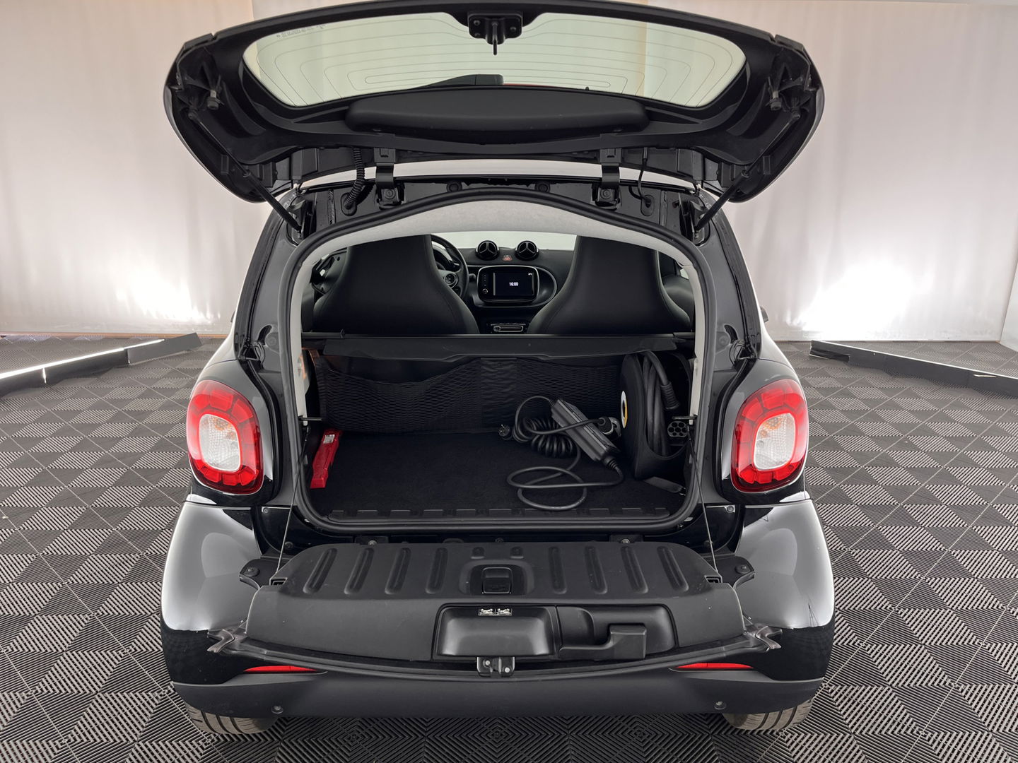Smart Fortwo EQ Business Solution 18 kWh [3-Fase] ( SOH-93%) Aut. *PANO | LUXURY-LEATHER | NAVI-FULLMAP | CAMERA | HEATED-COMFORTSEATS | AIRCO | CRUISE | AMBIENT-LIGHT | 15''ALU*