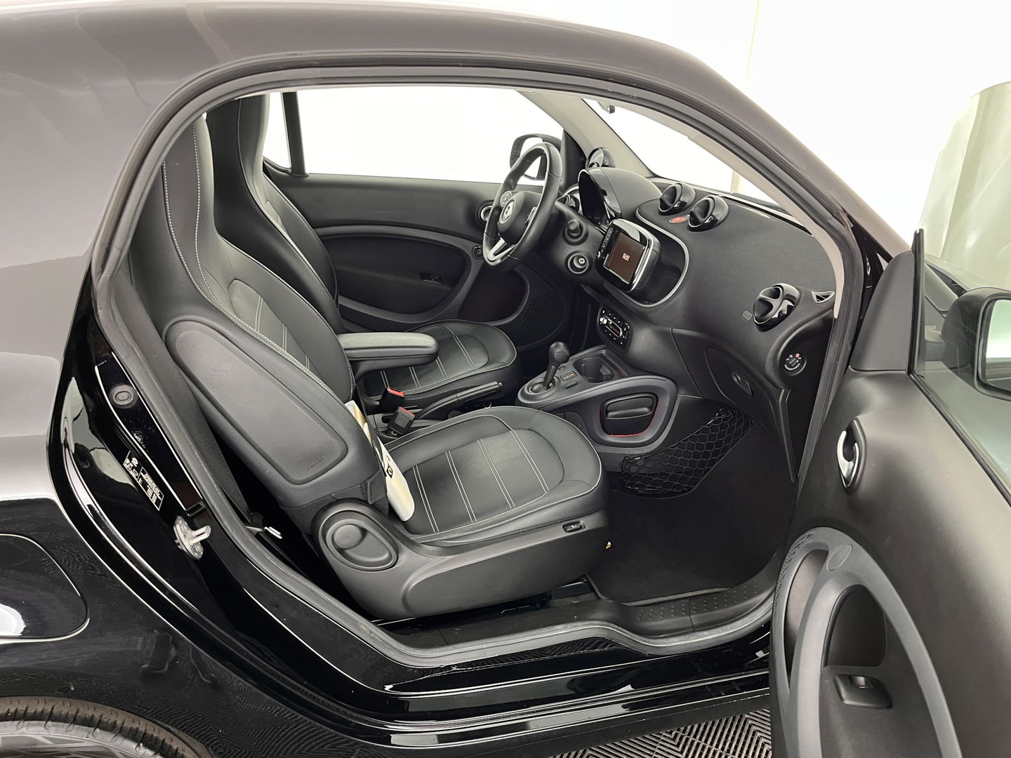 Smart Fortwo EQ Business Solution 18 kWh [3-Fase] ( SOH-93%) Aut. *PANO | LUXURY-LEATHER | NAVI-FULLMAP | CAMERA | HEATED-COMFORTSEATS | AIRCO | CRUISE | AMBIENT-LIGHT | 15''ALU*