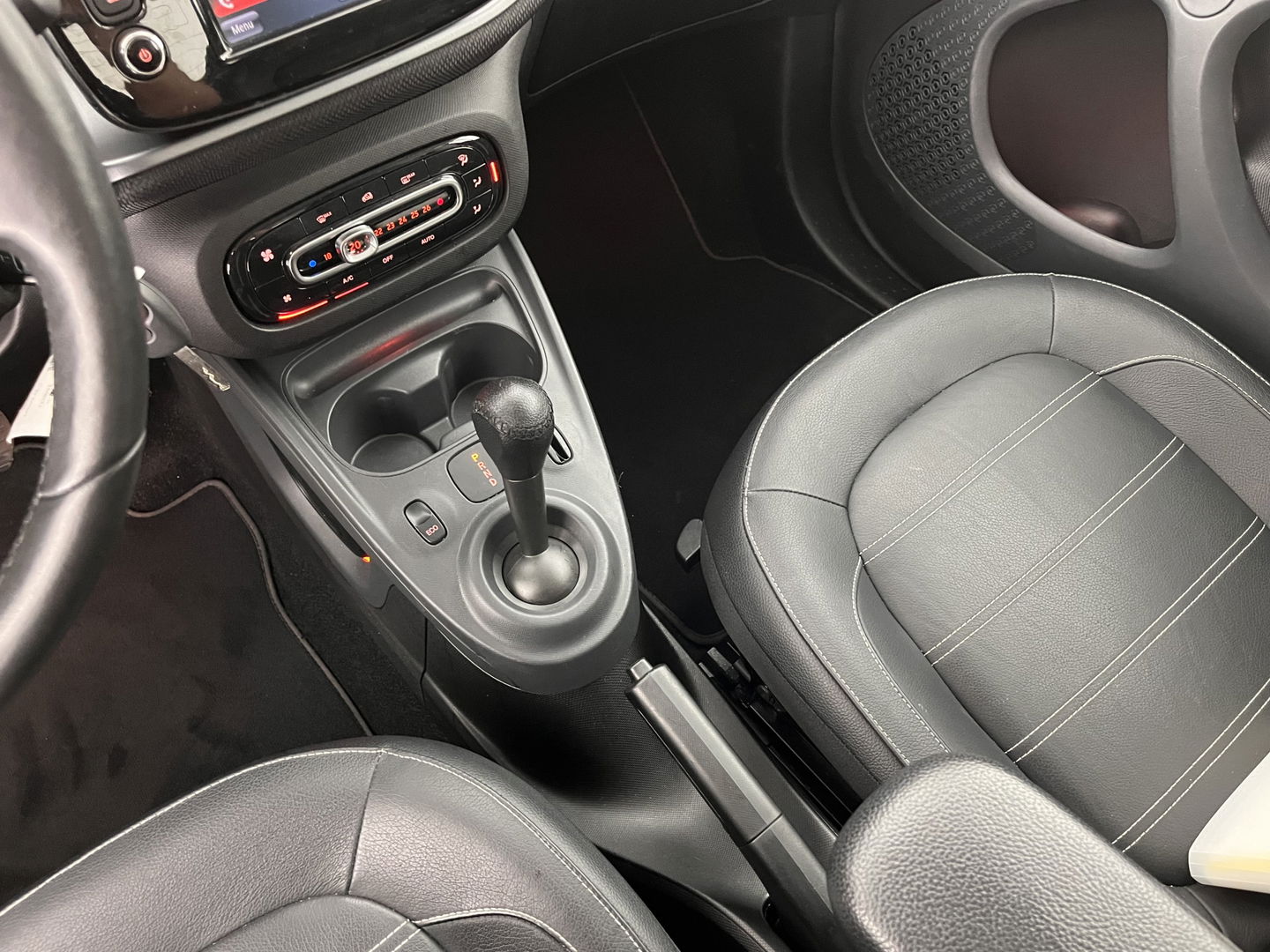 Smart Fortwo EQ Business Solution 18 kWh [3-Fase] ( SOH-93%) Aut. *PANO | LUXURY-LEATHER | NAVI-FULLMAP | CAMERA | HEATED-COMFORTSEATS | AIRCO | CRUISE | AMBIENT-LIGHT | 15''ALU*