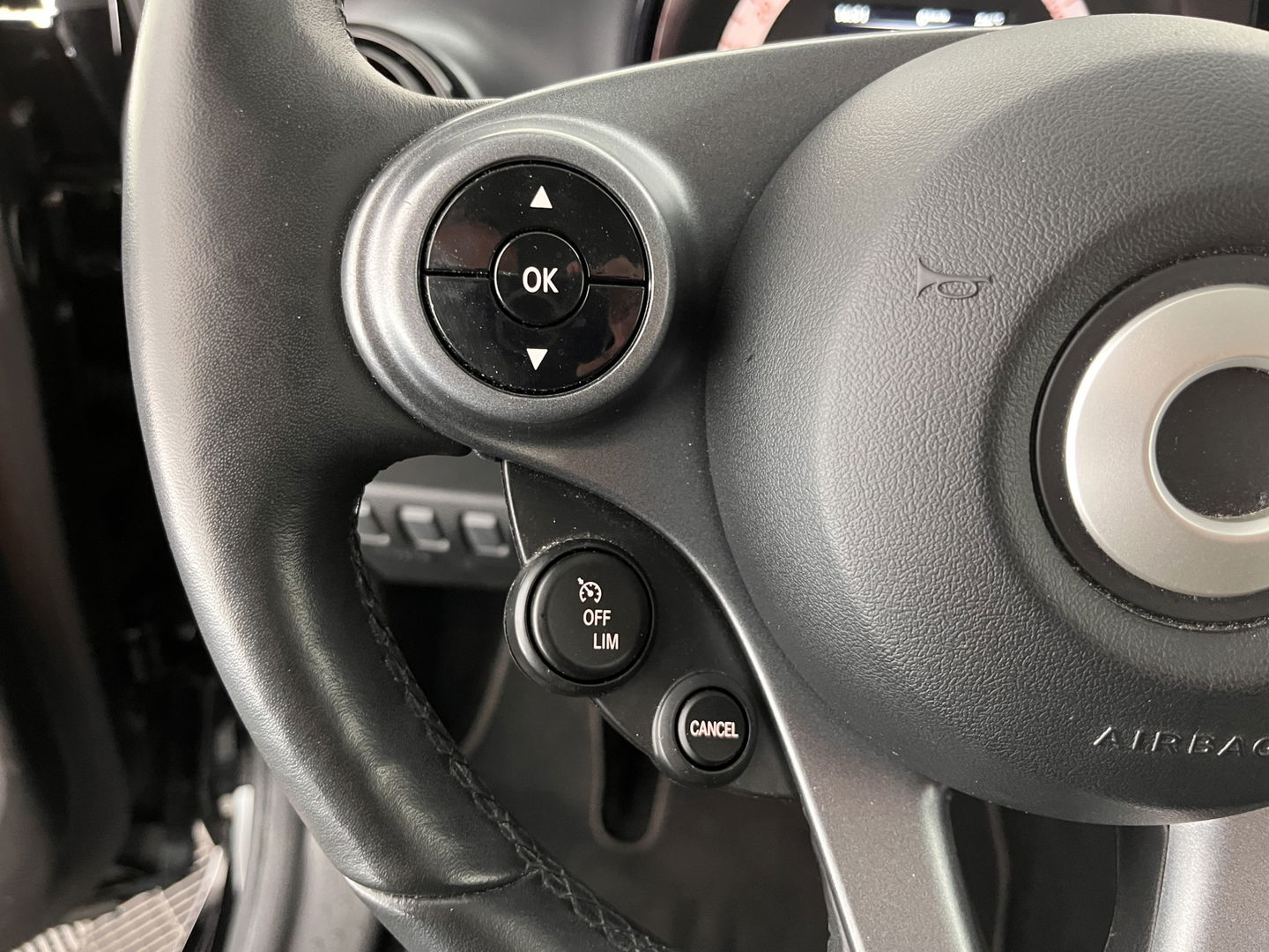 Smart Fortwo EQ Business Solution 18 kWh [3-Fase] ( SOH-93%) Aut. *PANO | LUXURY-LEATHER | NAVI-FULLMAP | CAMERA | HEATED-COMFORTSEATS | AIRCO | CRUISE | AMBIENT-LIGHT | 15''ALU*