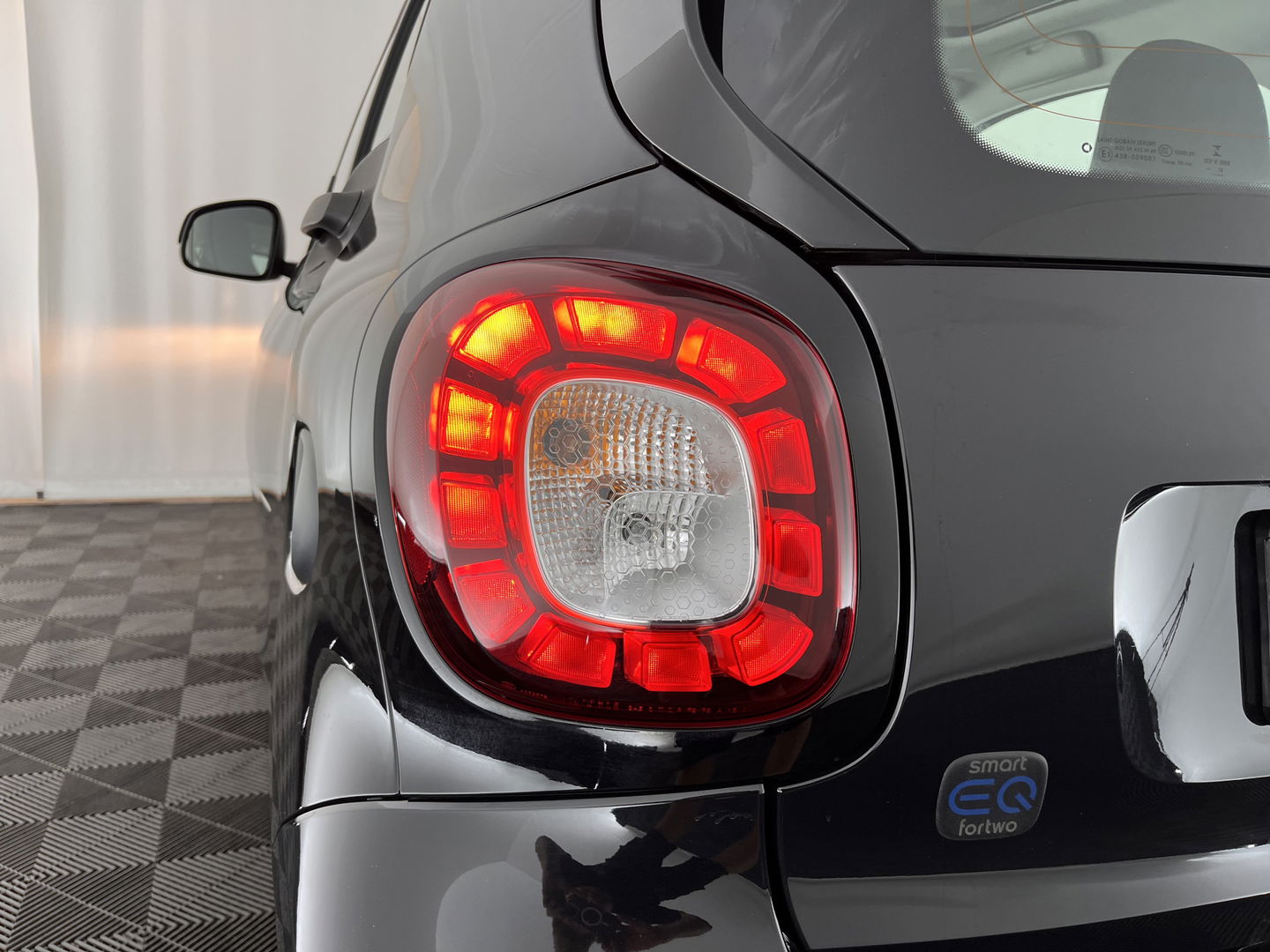 Smart Fortwo EQ Business Solution 18 kWh [3-Fase] ( SOH-93%) Aut. *PANO | LUXURY-LEATHER | NAVI-FULLMAP | CAMERA | HEATED-COMFORTSEATS | AIRCO | CRUISE | AMBIENT-LIGHT | 15''ALU*