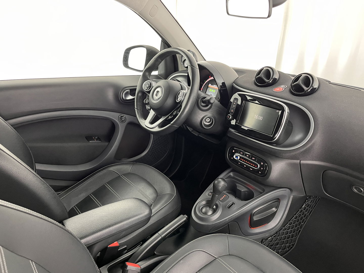 Smart Fortwo EQ Business Solution 18 kWh [3-Fase] ( SOH-93%) Aut. *PANO | LUXURY-LEATHER | NAVI-FULLMAP | CAMERA | HEATED-COMFORTSEATS | AIRCO | CRUISE | AMBIENT-LIGHT | 15''ALU*
