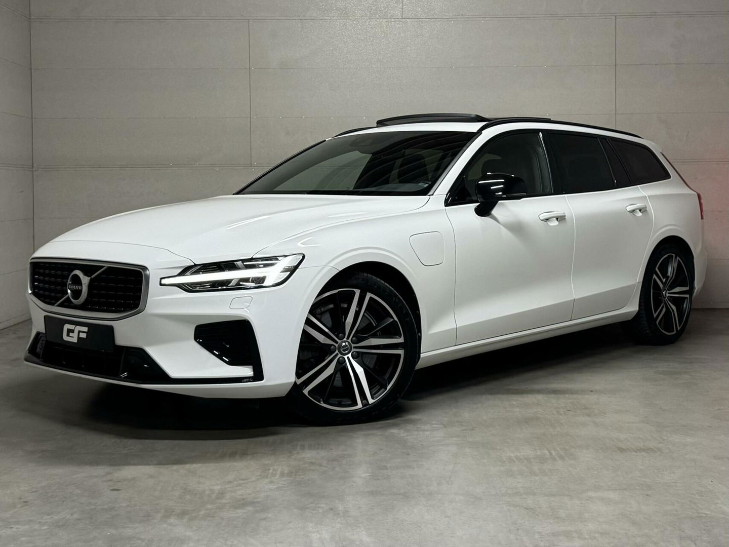 Volvo V60 2.0 T8 Recharge AWD R-Design Pano H/K Trekh. CarPlay