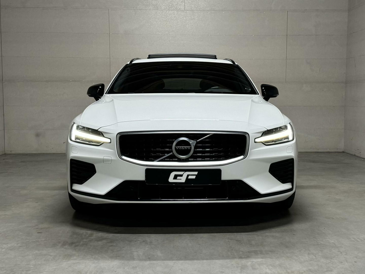 Volvo V60 2.0 T8 Recharge AWD R-Design Pano H/K Trekh. CarPlay