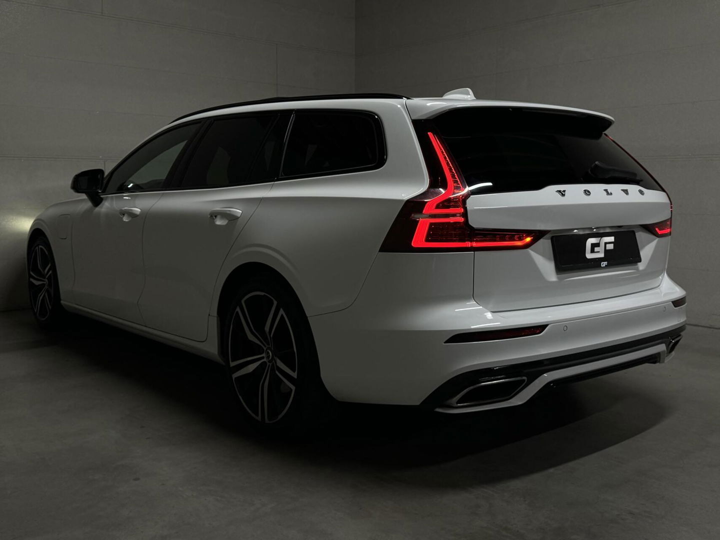 Volvo V60 2.0 T8 Recharge AWD R-Design Pano H/K Trekh. CarPlay
