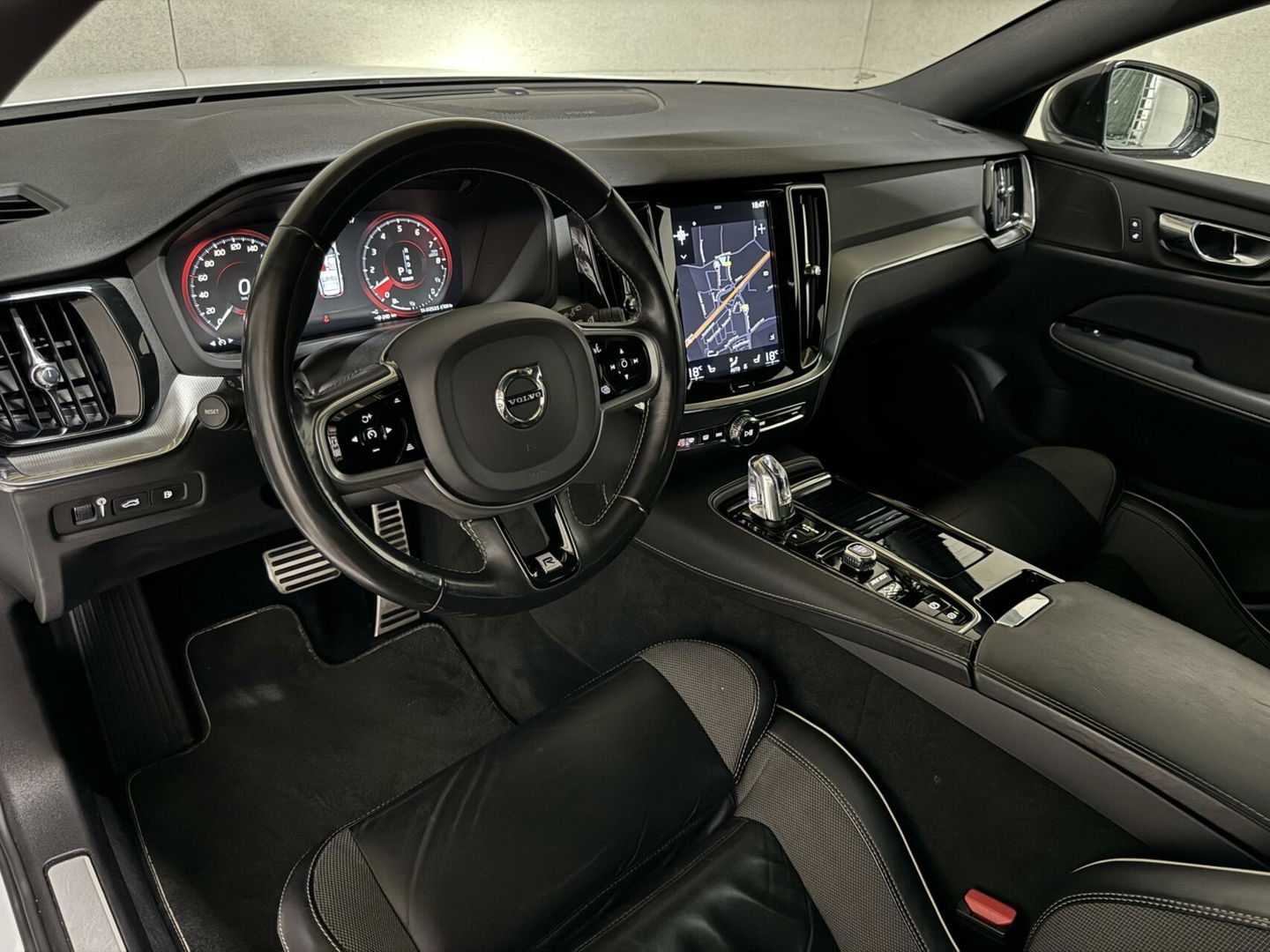 Volvo V60 2.0 T8 Recharge AWD R-Design Pano H/K Trekh. CarPlay