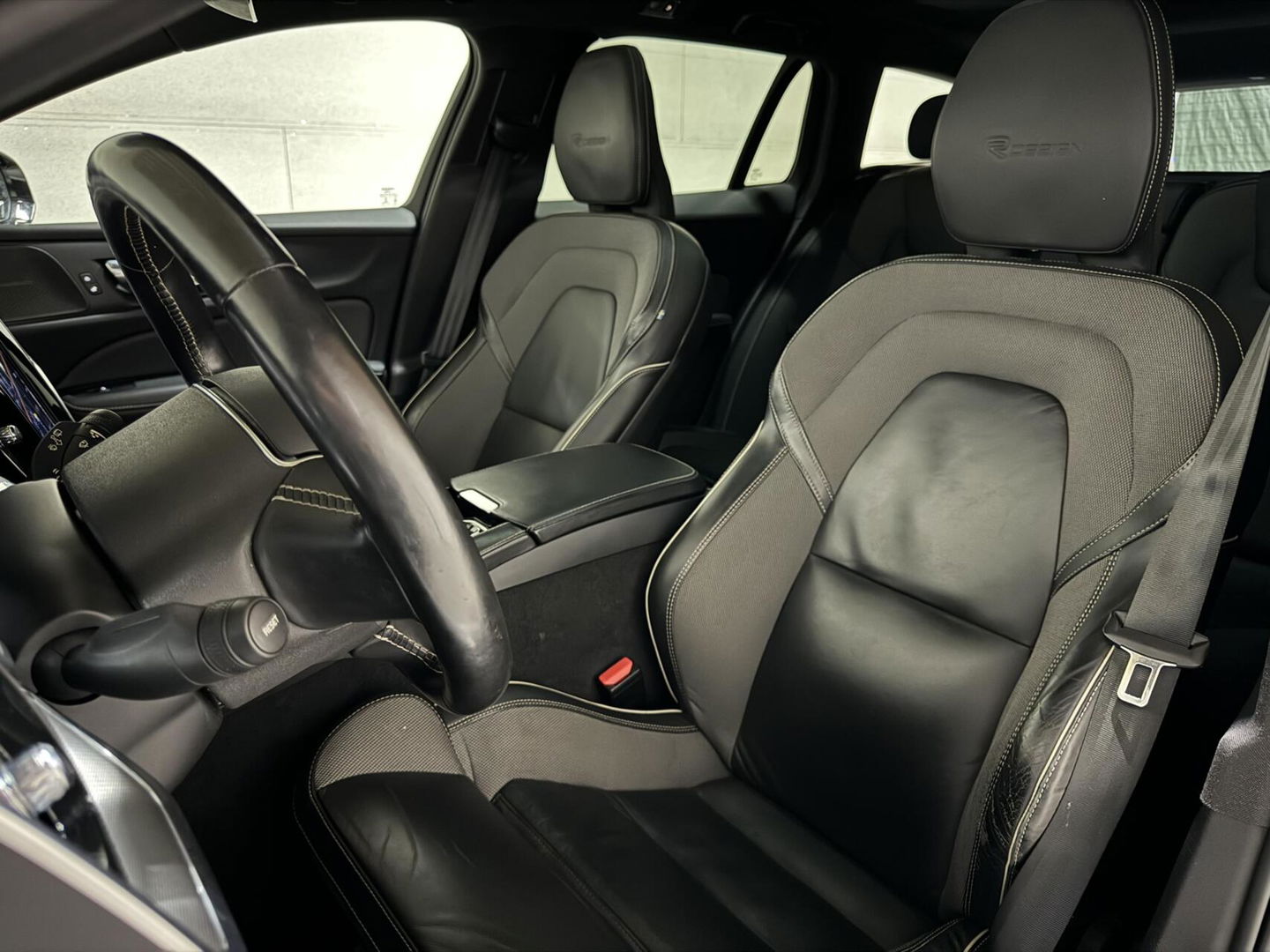 Volvo V60 2.0 T8 Recharge AWD R-Design Pano H/K Trekh. CarPlay