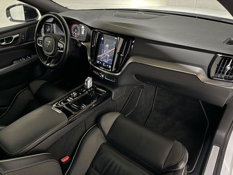 Volvo V60 2.0 T8 Recharge AWD R-Design Pano H/K Trekh. CarPlay