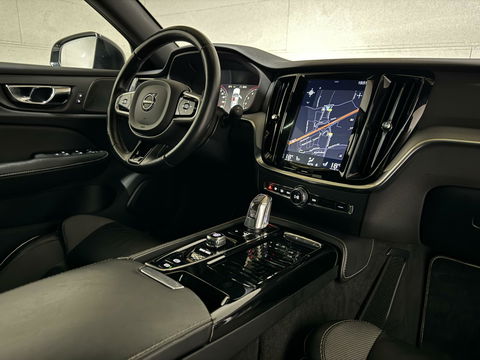 Volvo V60 2.0 T8 Recharge AWD R-Design Pano H/K Trekh. CarPlay