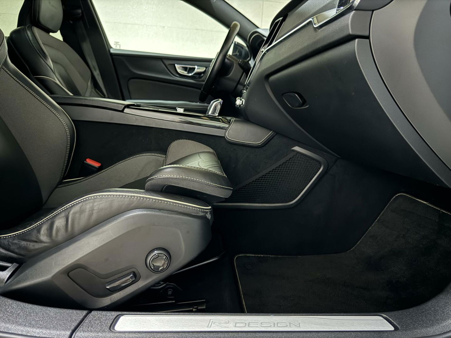 Volvo V60 2.0 T8 Recharge AWD R-Design Pano H/K Trekh. CarPlay