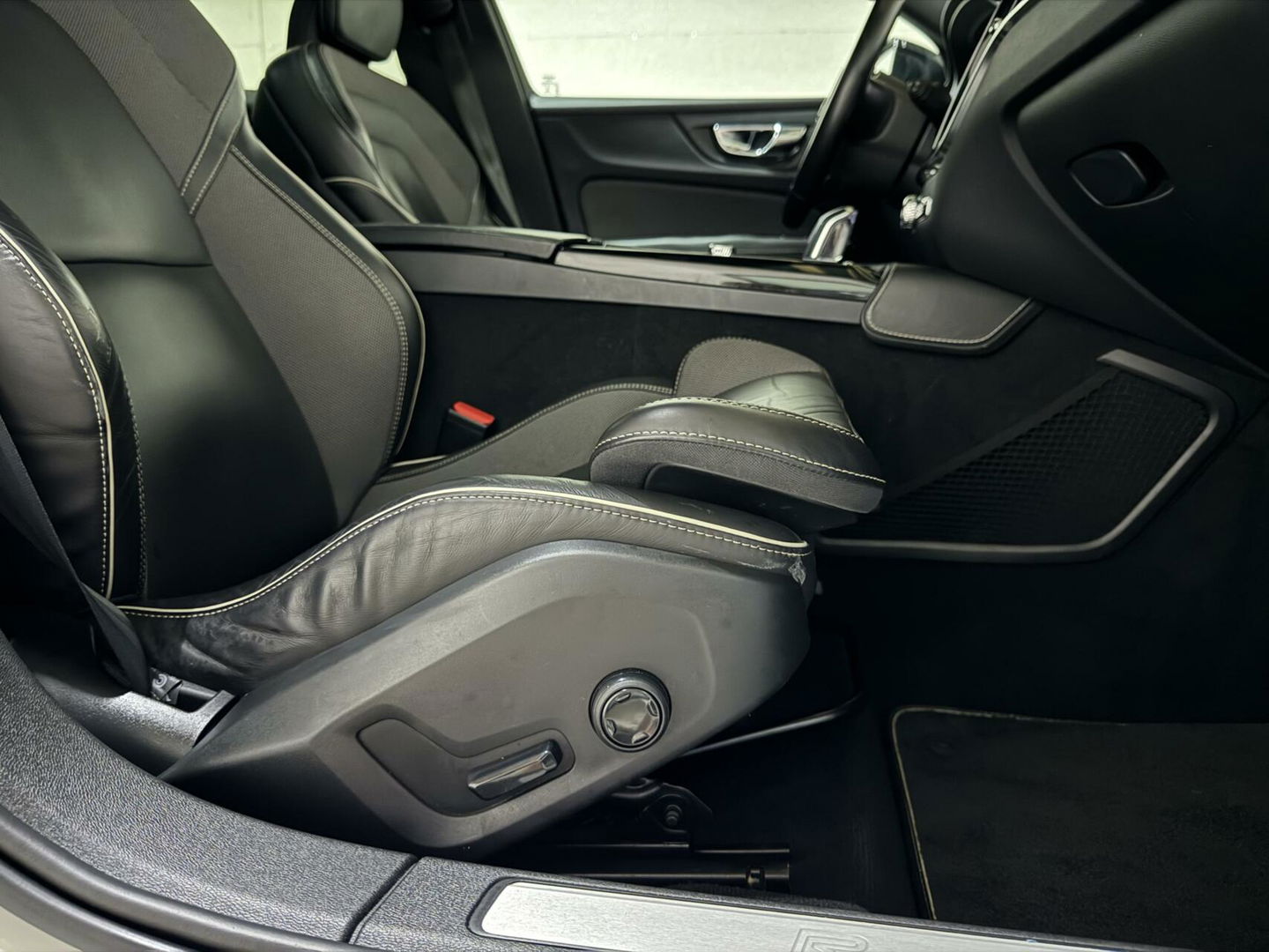 Volvo V60 2.0 T8 Recharge AWD R-Design Pano H/K Trekh. CarPlay