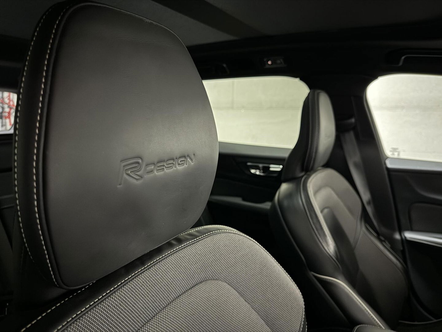 Volvo V60 2.0 T8 Recharge AWD R-Design Pano H/K Trekh. CarPlay