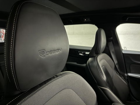 Volvo V60 2.0 T8 Recharge AWD R-Design Pano H/K Trekh. CarPlay