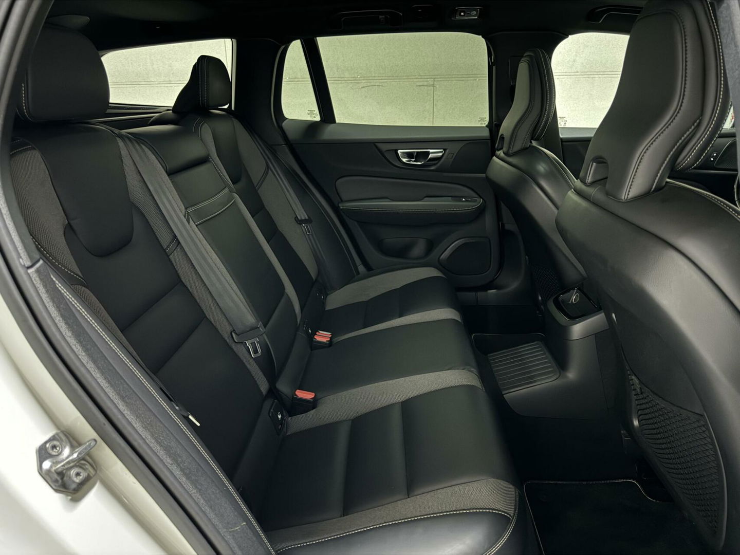 Volvo V60 2.0 T8 Recharge AWD R-Design Pano H/K Trekh. CarPlay