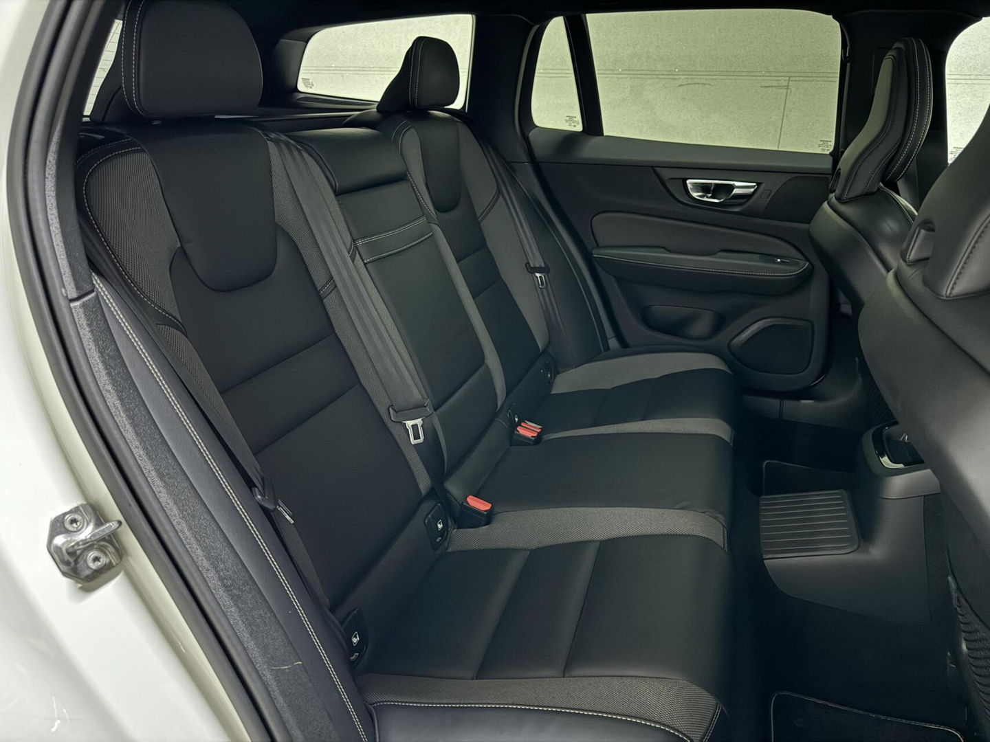 Volvo V60 2.0 T8 Recharge AWD R-Design Pano H/K Trekh. CarPlay