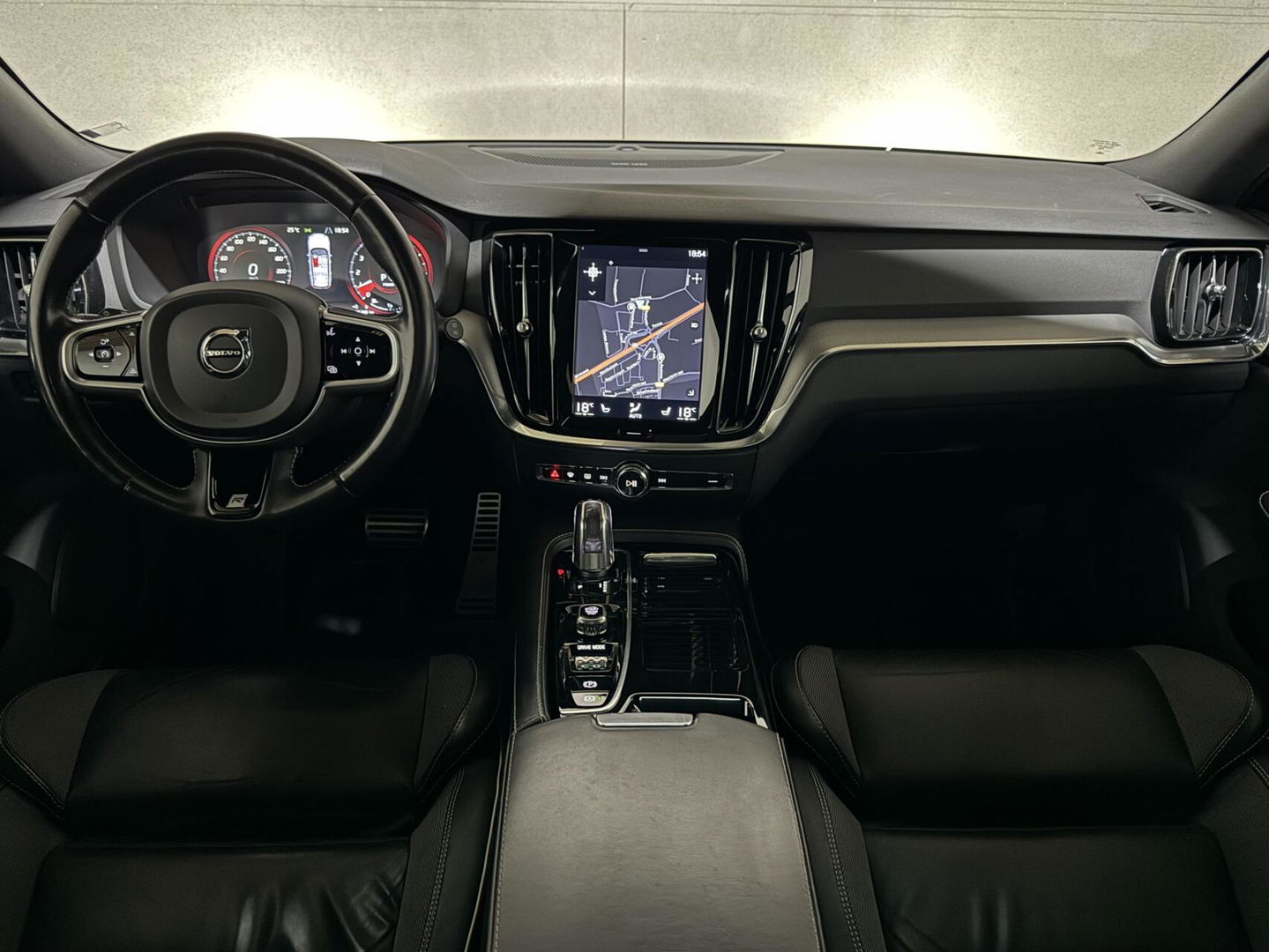 Volvo V60 2.0 T8 Recharge AWD R-Design Pano H/K Trekh. CarPlay