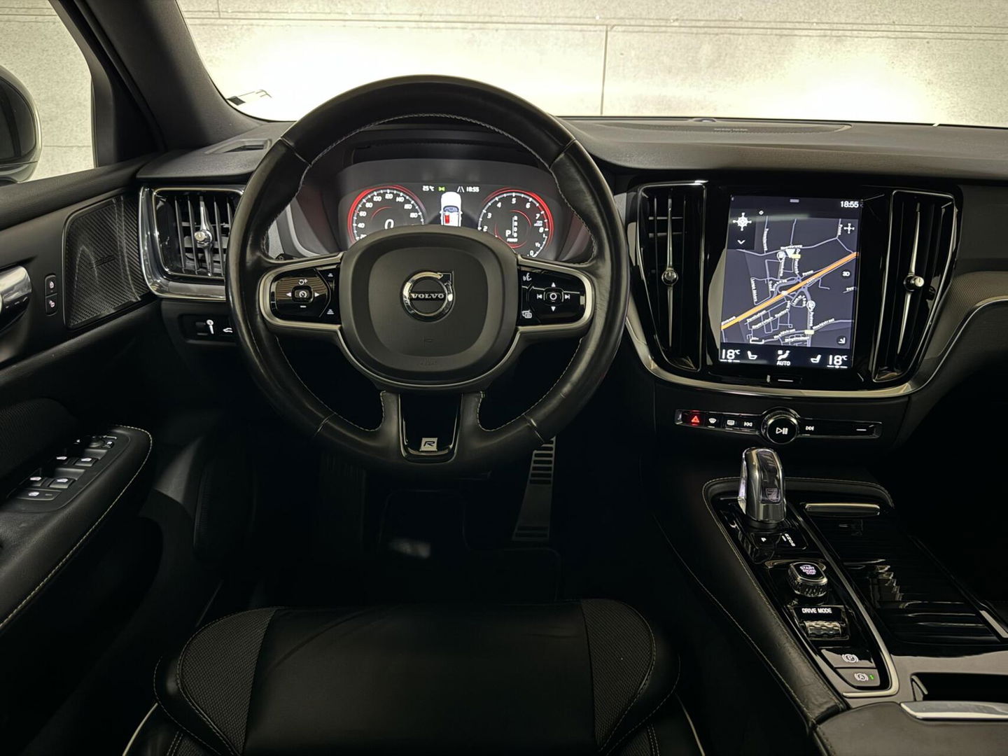 Volvo V60 2.0 T8 Recharge AWD R-Design Pano H/K Trekh. CarPlay