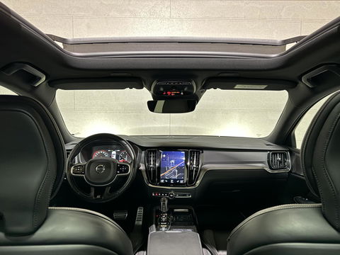 Volvo V60 2.0 T8 Recharge AWD R-Design Pano H/K Trekh. CarPlay