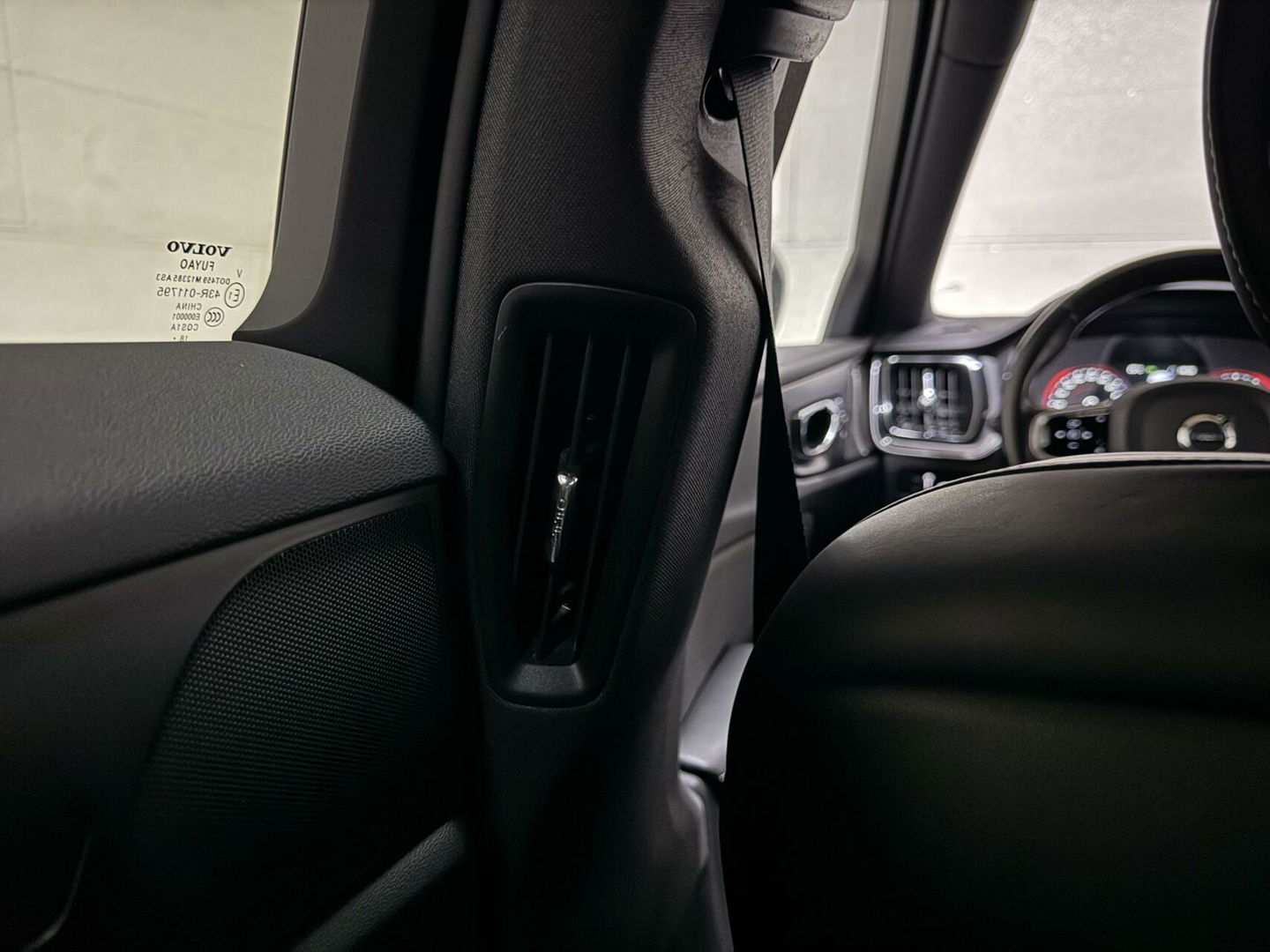 Volvo V60 2.0 T8 Recharge AWD R-Design Pano H/K Trekh. CarPlay