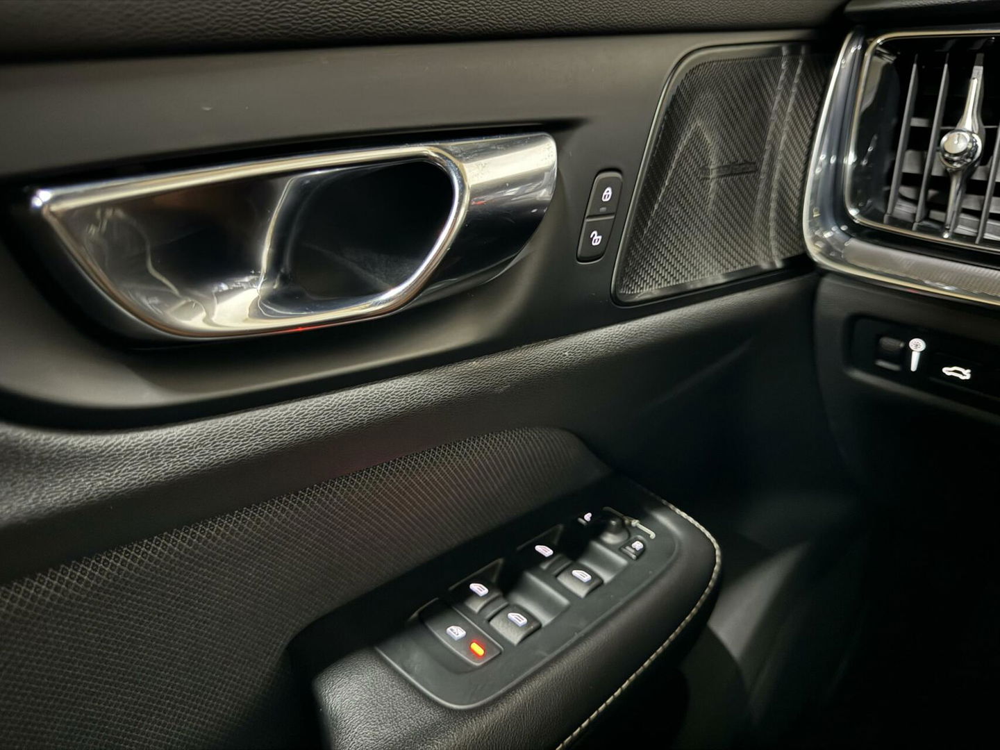 Volvo V60 2.0 T8 Recharge AWD R-Design Pano H/K Trekh. CarPlay