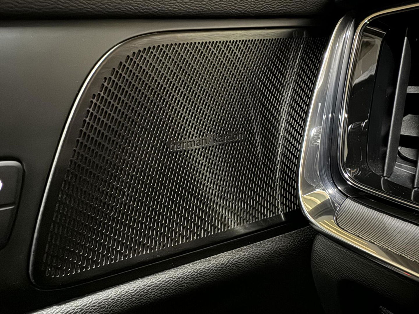 Volvo V60 2.0 T8 Recharge AWD R-Design Pano H/K Trekh. CarPlay