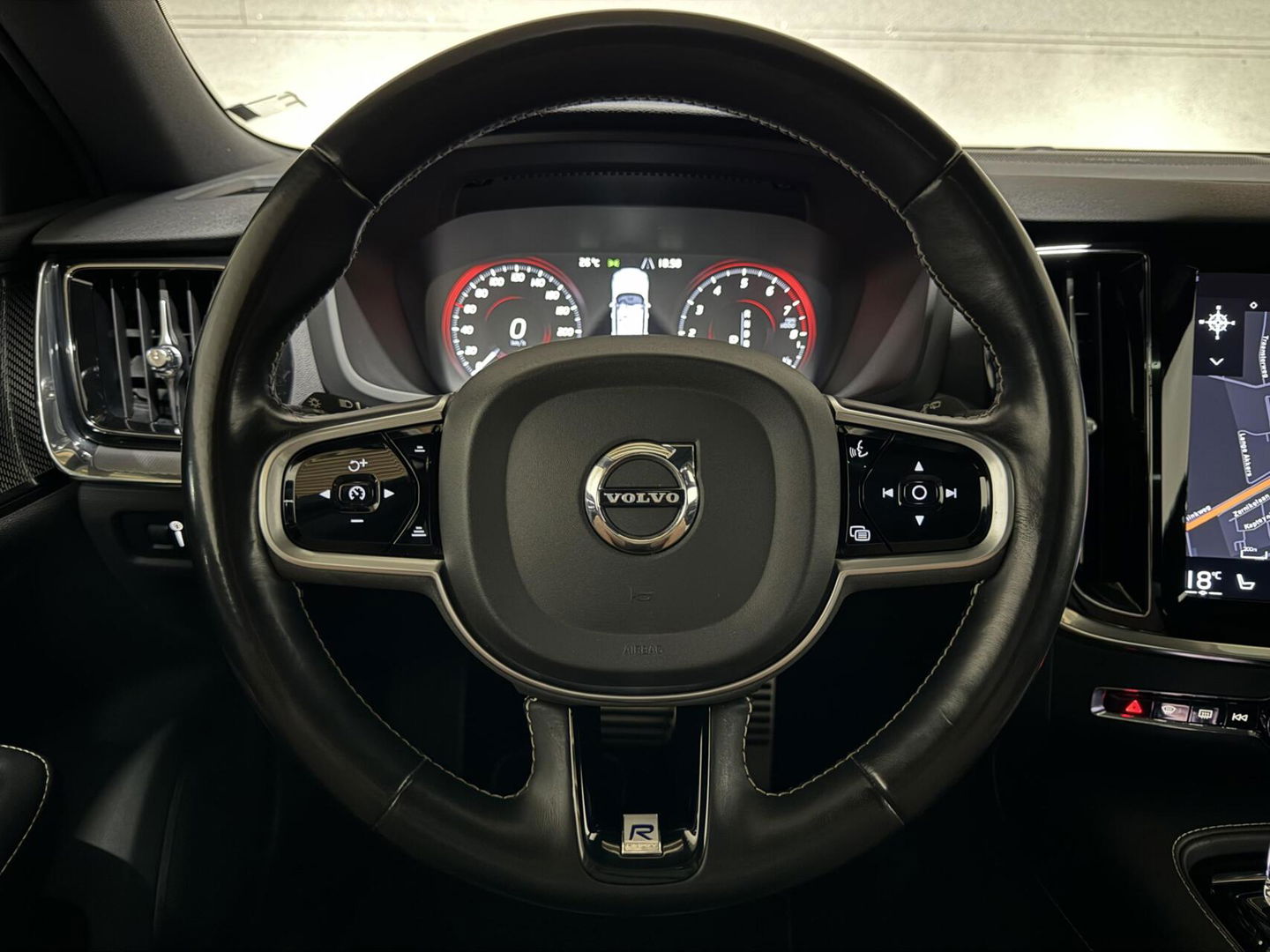 Volvo V60 2.0 T8 Recharge AWD R-Design Pano H/K Trekh. CarPlay