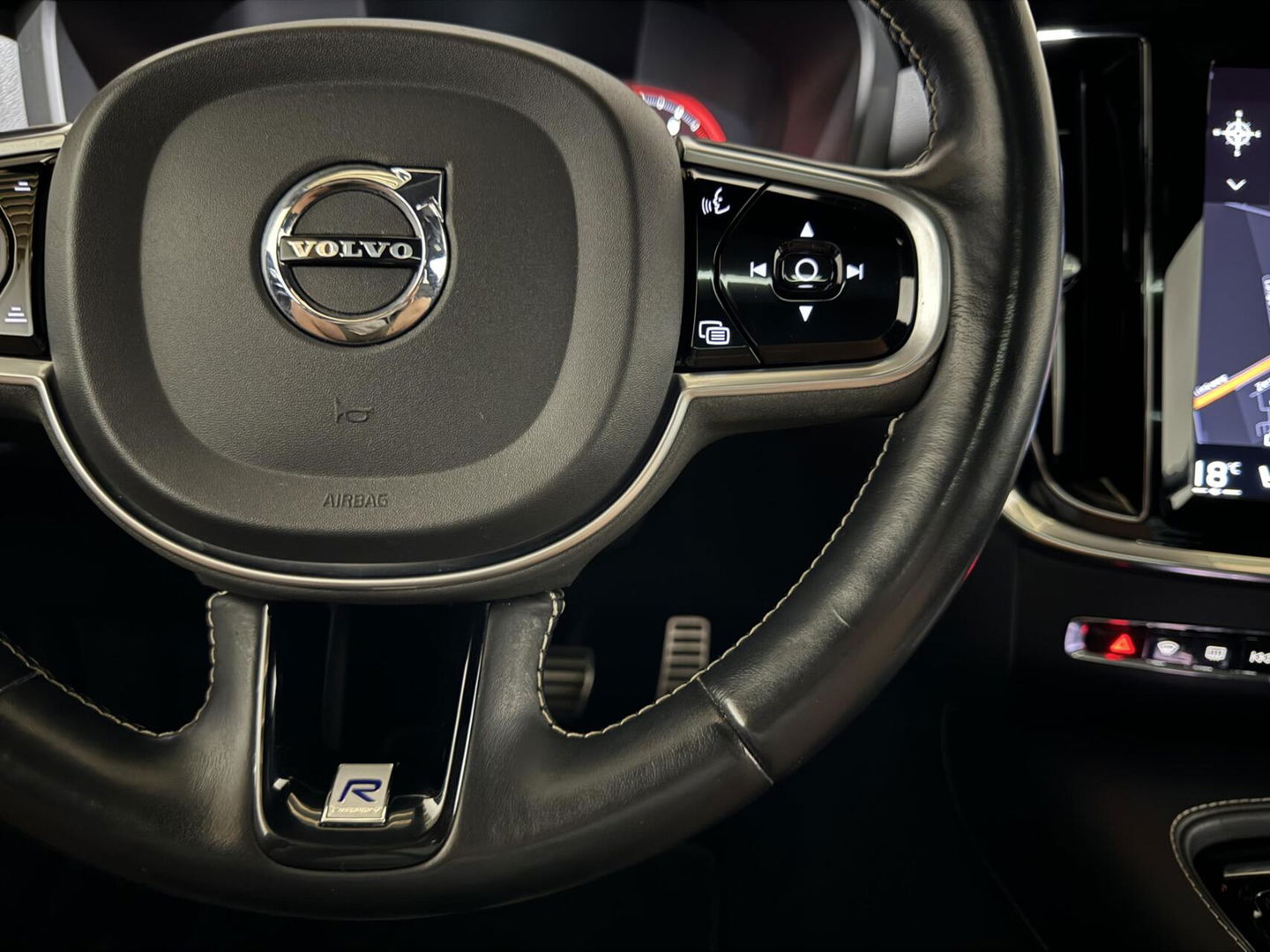 Volvo V60 2.0 T8 Recharge AWD R-Design Pano H/K Trekh. CarPlay