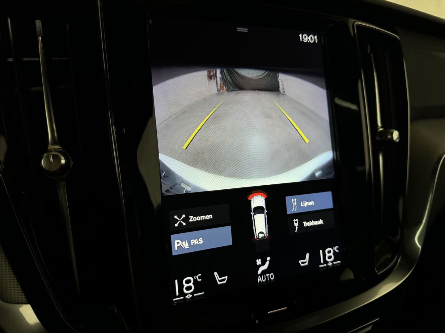 Volvo V60 2.0 T8 Recharge AWD R-Design Pano H/K Trekh. CarPlay