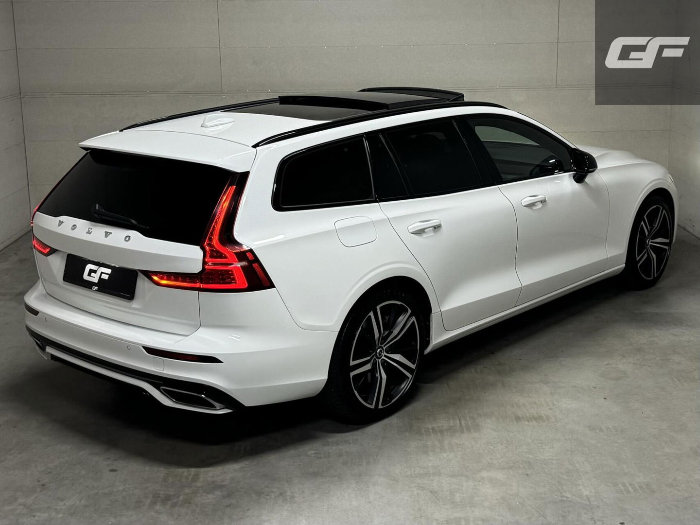 Volvo V60 2.0 T8 Recharge AWD R-Design Pano H/K Trekh. CarPlay
