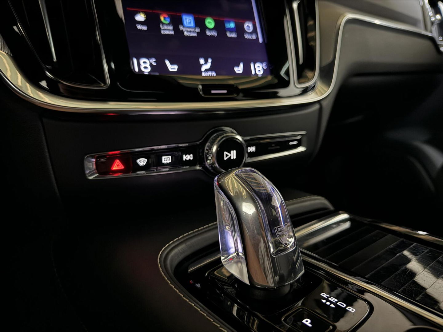 Volvo V60 2.0 T8 Recharge AWD R-Design Pano H/K Trekh. CarPlay