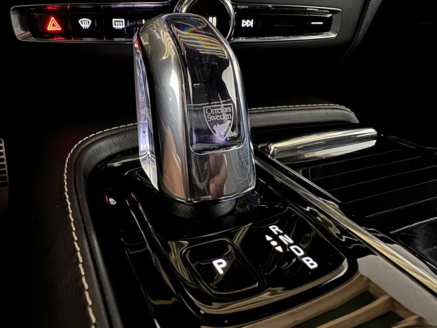 Volvo V60 2.0 T8 Recharge AWD R-Design Pano H/K Trekh. CarPlay
