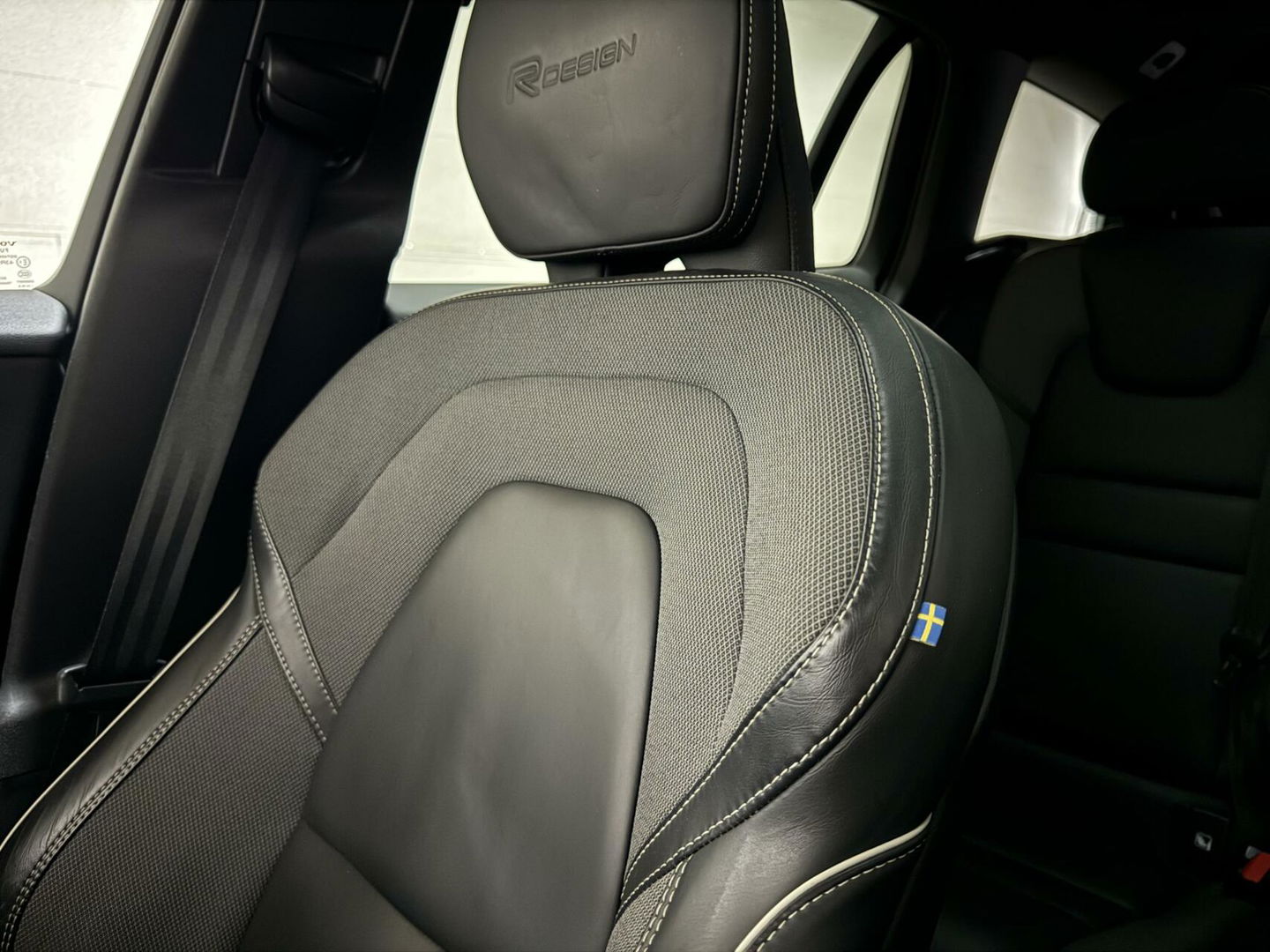 Volvo V60 2.0 T8 Recharge AWD R-Design Pano H/K Trekh. CarPlay