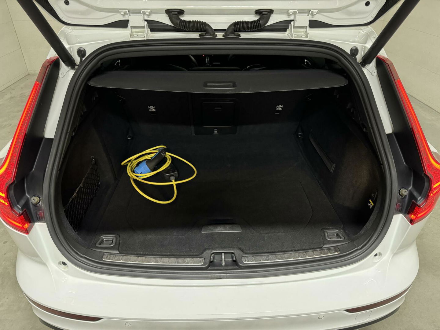 Volvo V60 2.0 T8 Recharge AWD R-Design Pano H/K Trekh. CarPlay
