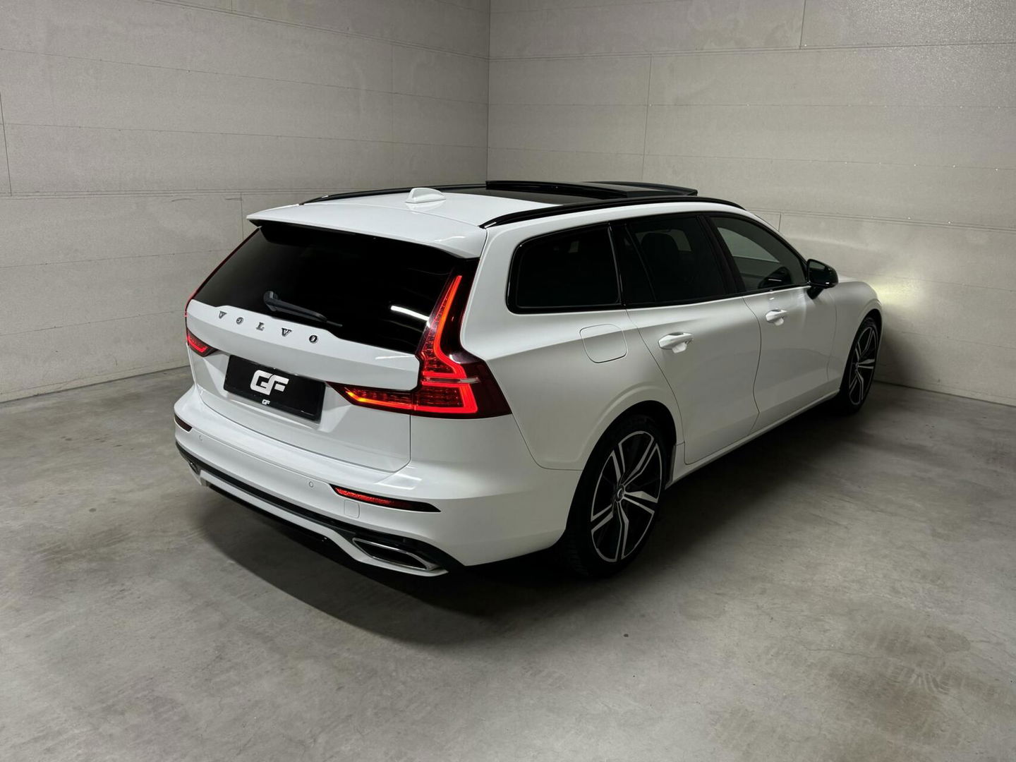 Volvo V60 2.0 T8 Recharge AWD R-Design Pano H/K Trekh. CarPlay