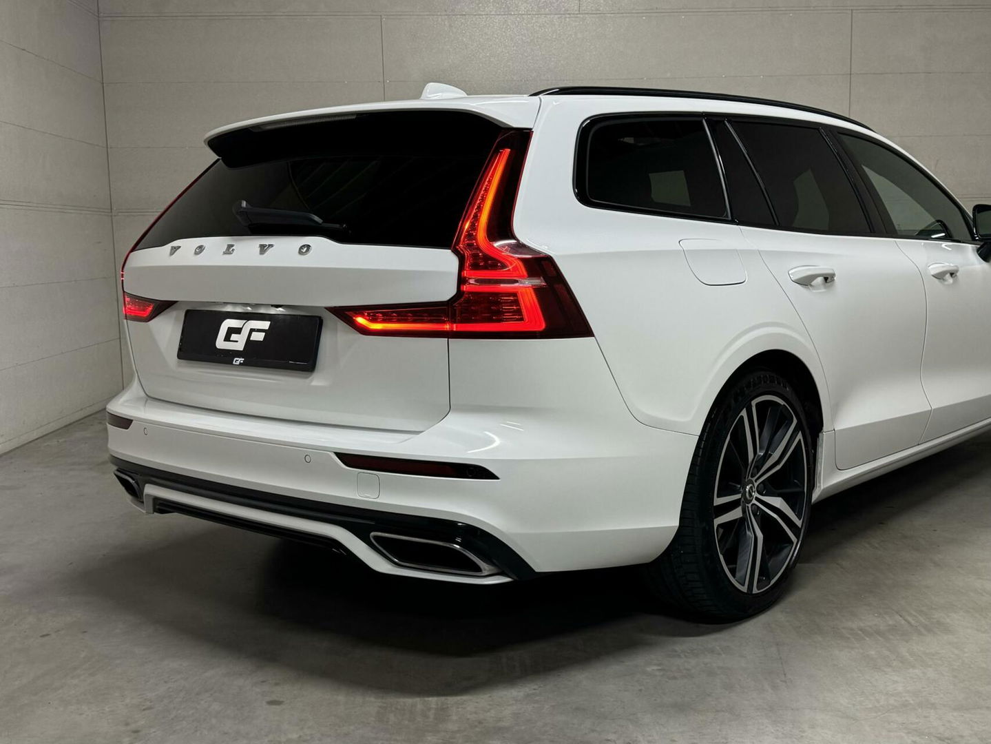 Volvo V60 2.0 T8 Recharge AWD R-Design Pano H/K Trekh. CarPlay