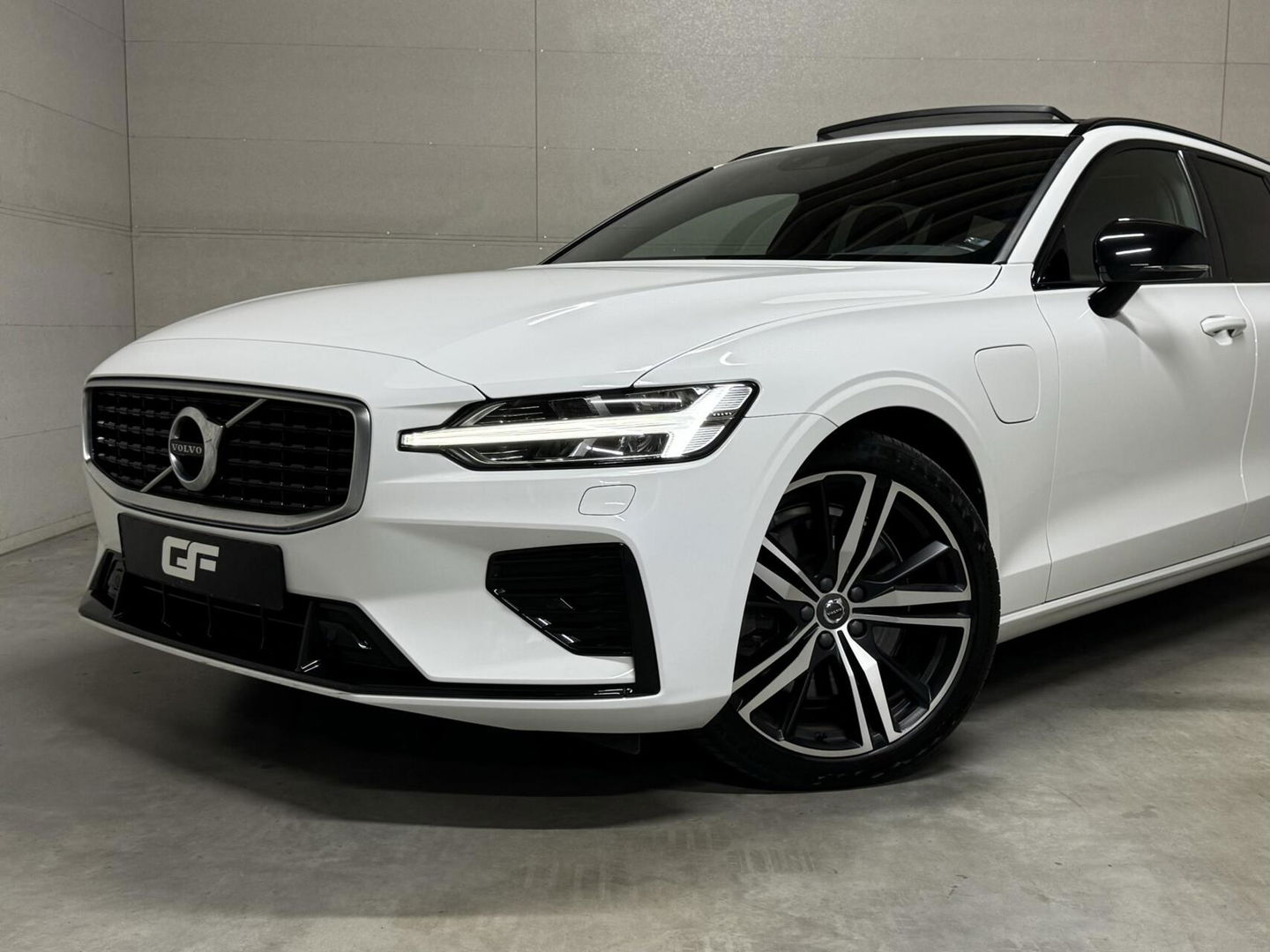 Volvo V60 2.0 T8 Recharge AWD R-Design Pano H/K Trekh. CarPlay