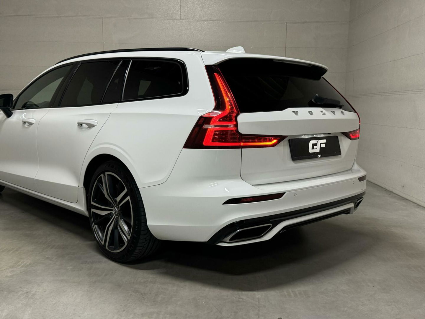 Volvo V60 2.0 T8 Recharge AWD R-Design Pano H/K Trekh. CarPlay