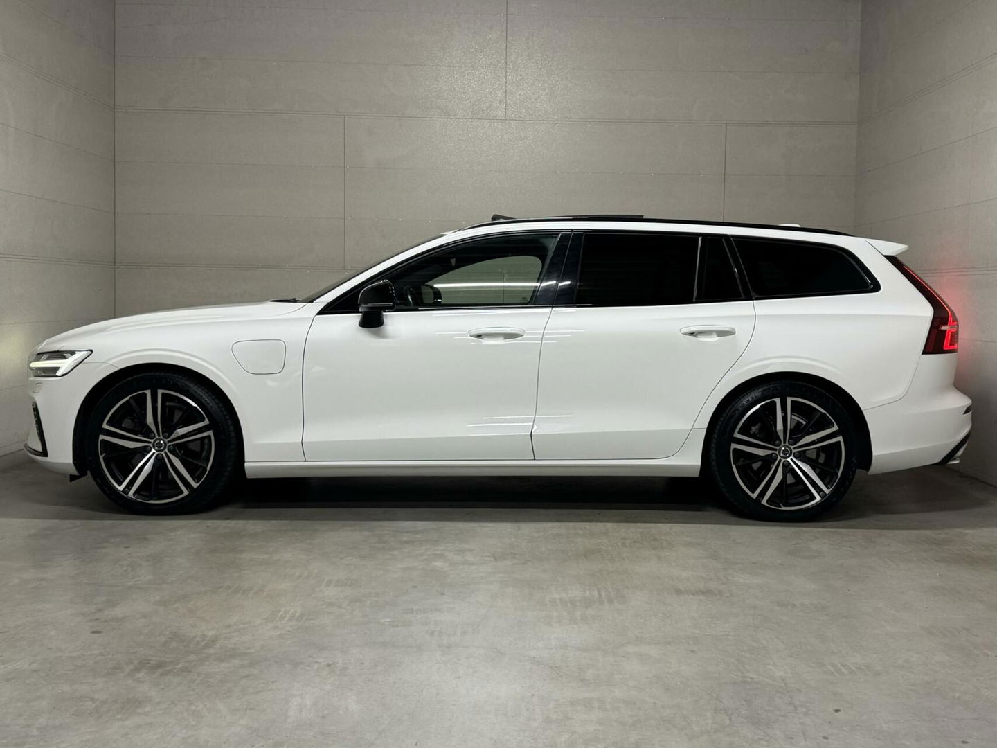 Volvo V60 2.0 T8 Recharge AWD R-Design Pano H/K Trekh. CarPlay