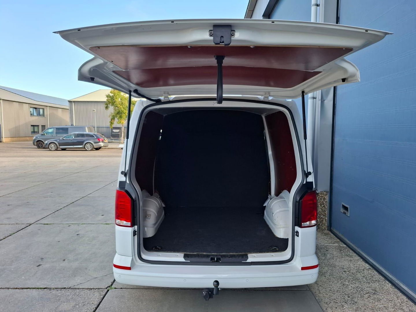 Volkswagen Transporter 2.0 TDI L2H1 30 DC VERLAAGD / SPOILERS IN KLEUR / AIRCO / CRUISE /  DUBBEL CABINE