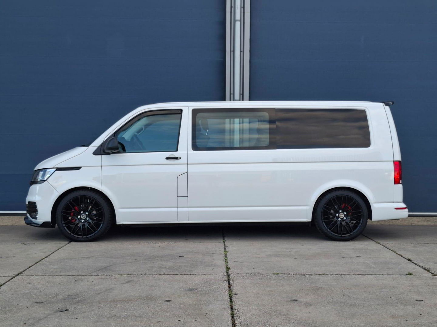 Volkswagen Transporter 2.0 TDI L2H1 30 DC VERLAAGD / SPOILERS IN KLEUR / AIRCO / CRUISE /  DUBBEL CABINE