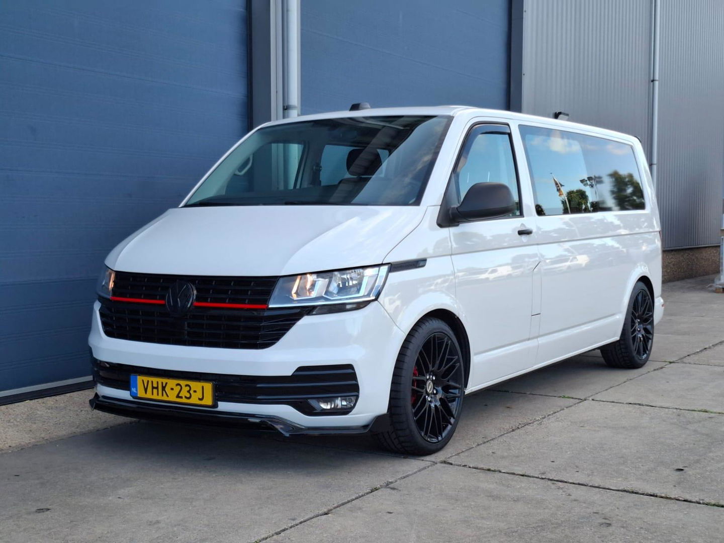 Volkswagen Transporter 2.0 TDI L2H1 30 DC VERLAAGD / SPOILERS IN KLEUR / AIRCO / CRUISE /  DUBBEL CABINE