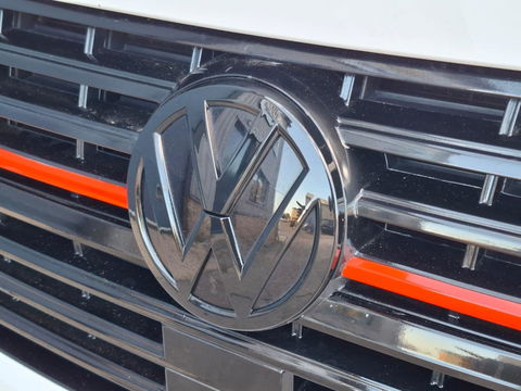 Volkswagen Transporter 2.0 TDI L2H1 30 DC VERLAAGD / SPOILERS IN KLEUR / AIRCO / CRUISE /  DUBBEL CABINE