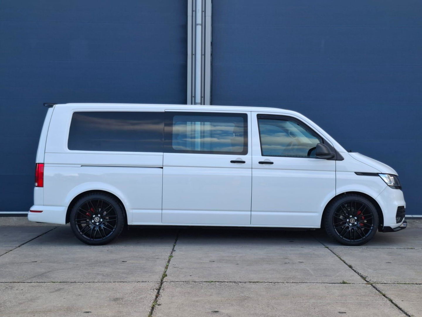 Volkswagen Transporter 2.0 TDI L2H1 30 DC VERLAAGD / SPOILERS IN KLEUR / AIRCO / CRUISE /  DUBBEL CABINE
