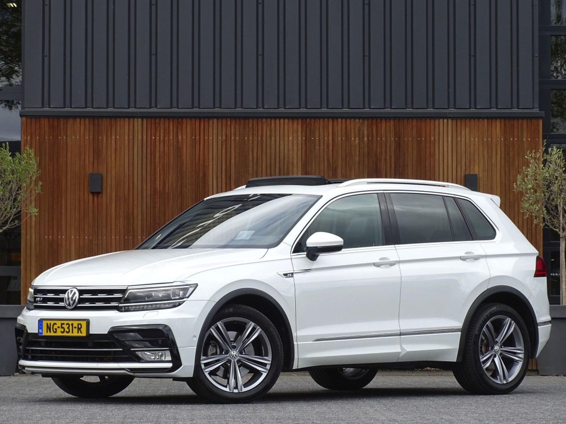 Volkswagen Tiguan 2.0 TSI 4-Motion 180PK / R-Line / ACC / Keyless / Pano / LED /