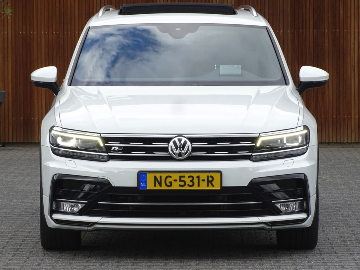Volkswagen Tiguan 2.0 TSI 4-Motion 180PK / R-Line / ACC / Keyless / Pano / LED /